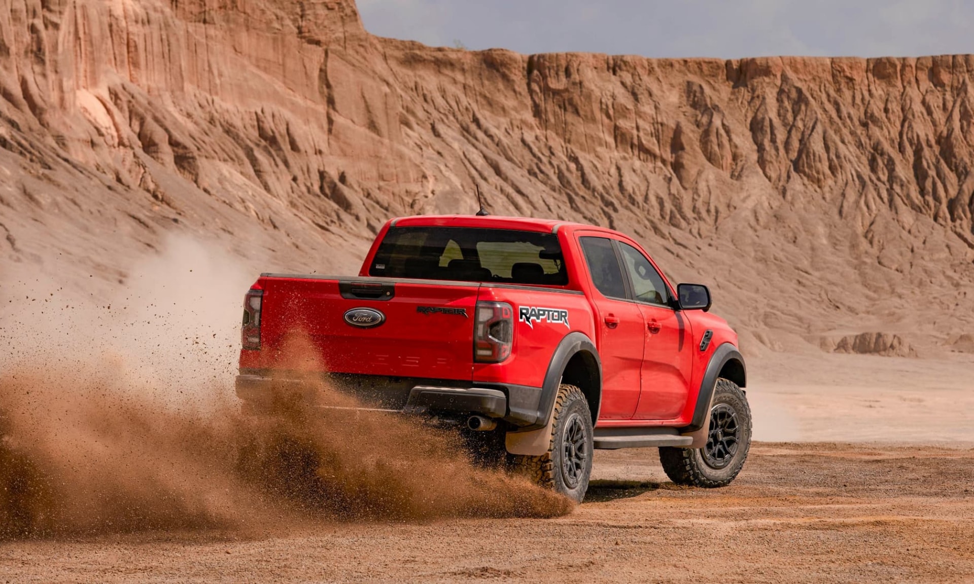 Ngoại thất Ford Ranger Raptor máy xăng không khác biệt nhiều so với bản máy dầu - Ảnh: Ford