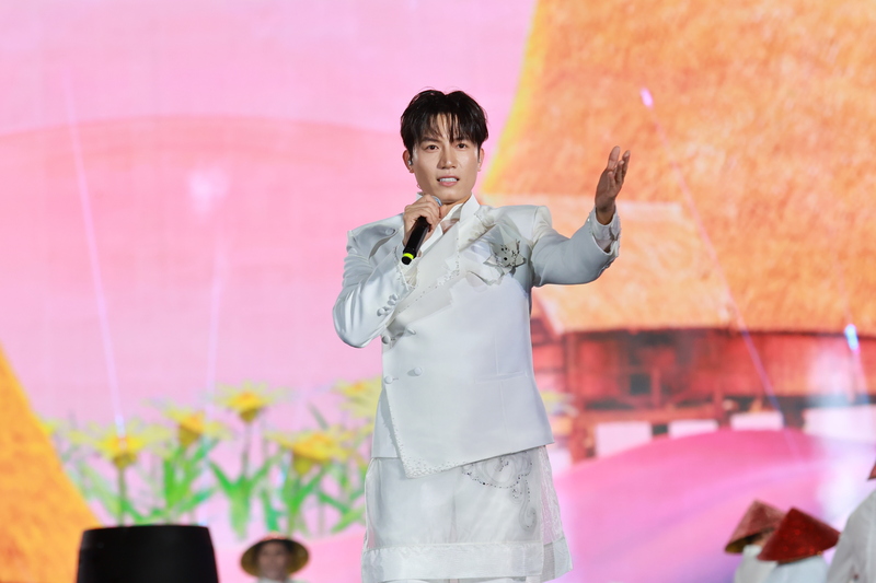 'Đại ngàn chạm biển xanh' gây 'bão' mạng, lọt top sự kiện hot nhất tuần - 5