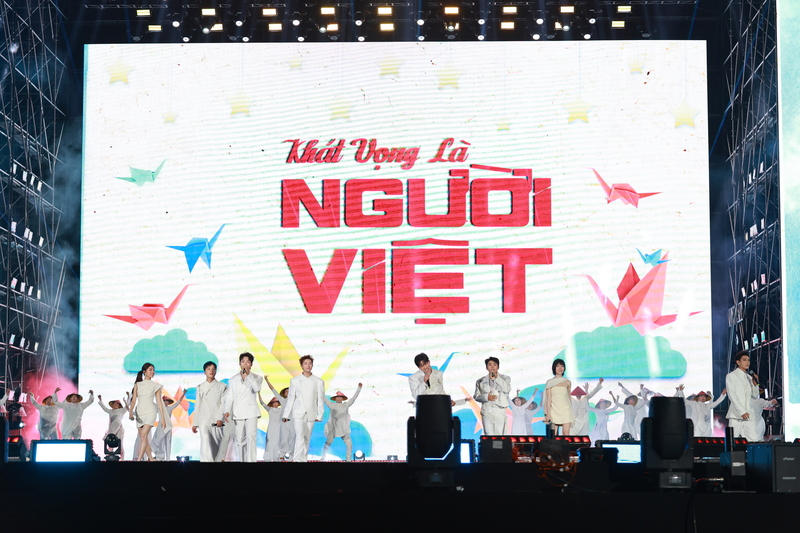 Những bản hit được phối mới, các màn mashup ấn tượng - đặc biệt là tiết mục kết hợp “Còn gì đẹp hơn” và “Khát vọng là người Việt” đã tạo nên khoảnh khắc bùng nổ.