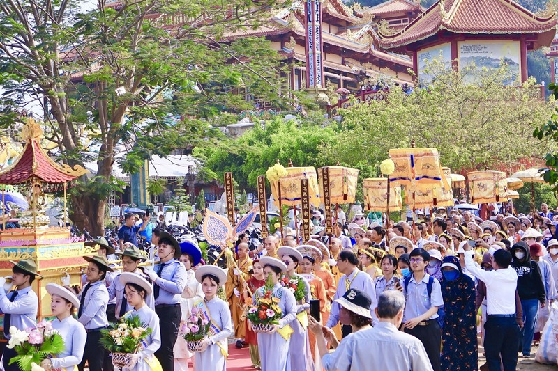 Lễ hóa trang Bồ Tát Quán Thế Âm thực hiện song hành với nghi lễ rước tôn tượng Đức Bồ Tát Quán Thế Âm được người dân và du khách mong chờ nhất. Ảnh: Diễm Phúc