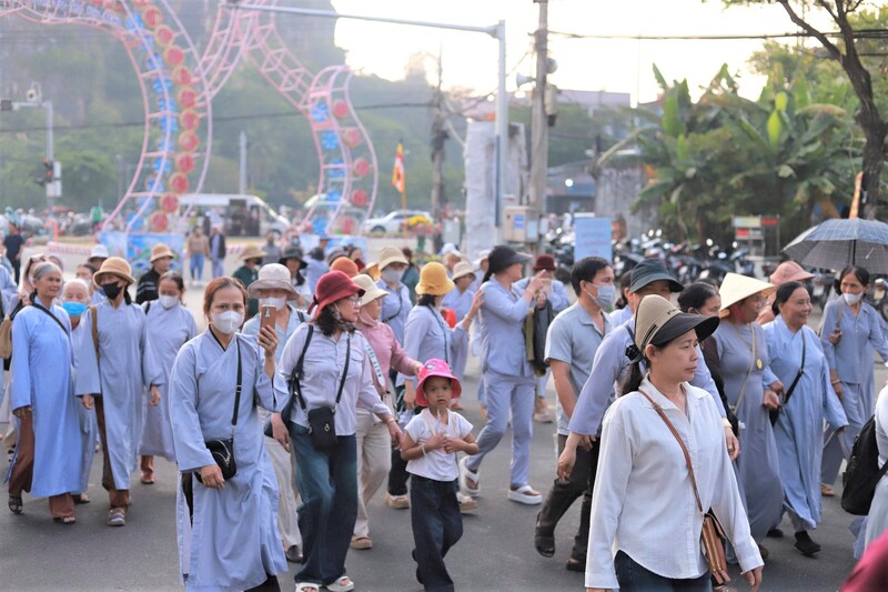 Ngay từ sáng sớm, hàng vạn người dân, du khách, phật tử thập phương trong nước và quốc tế đã đổ về lễ hội để chiêm bái. Ảnh: Diễm Phúc