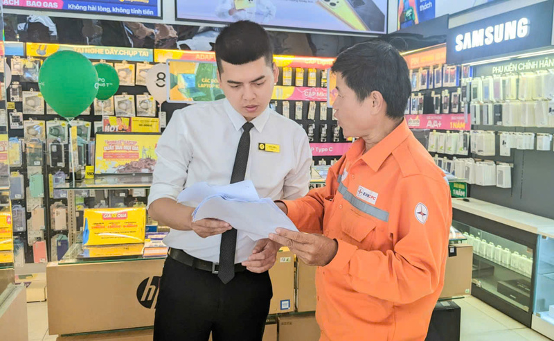 Đẩy mạnh tuyên truyền sử dụng điện an toàn, tiết kiệm tại các trung tâm thương mại, siêu thị, cơ sở kinh doanh lớn tại thành phố Huế. Ảnh: Nguyễn Tuấn