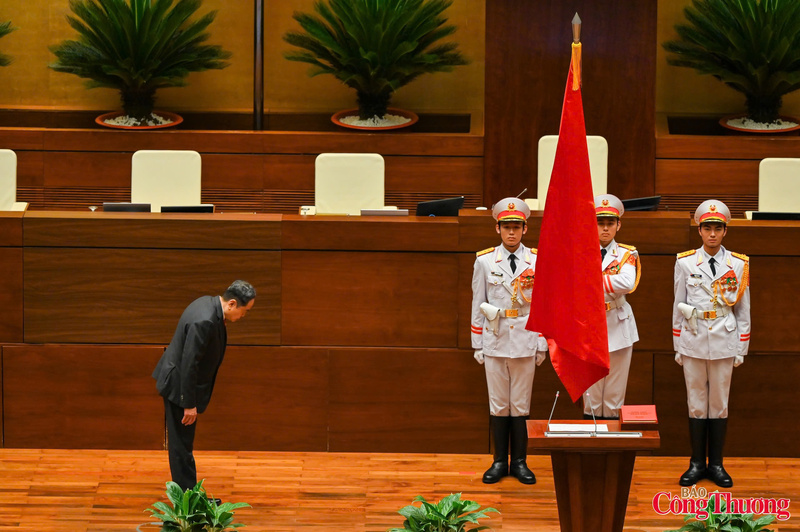 Chủ tịch Quốc hội Trần Thanh Mẫn cúi chào Quốc kỳ.