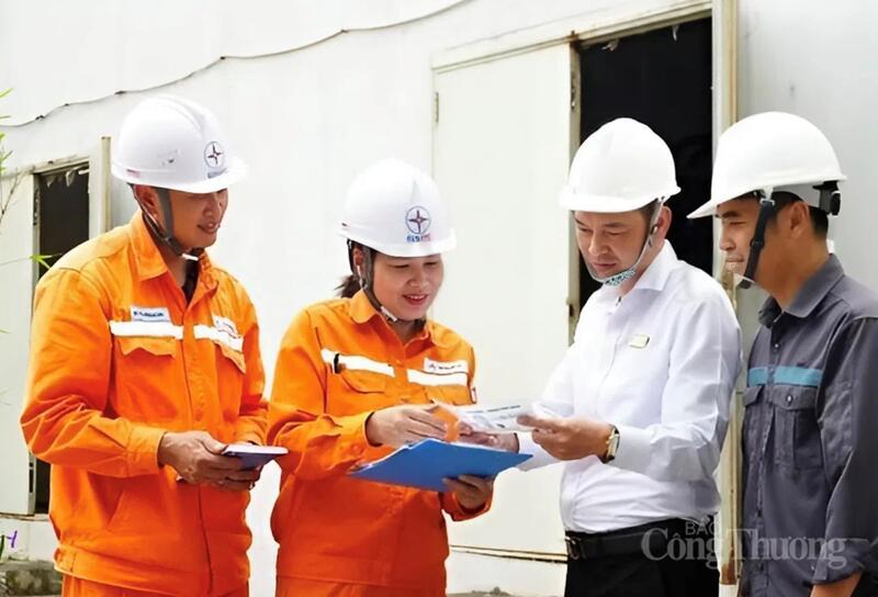 Nhân viên Công ty Điện lực Thanh Hoá tuyên truyền doanh nghiệp sử dụng điện tiết kiệm. (Ảnh: Mạnh Huyền)