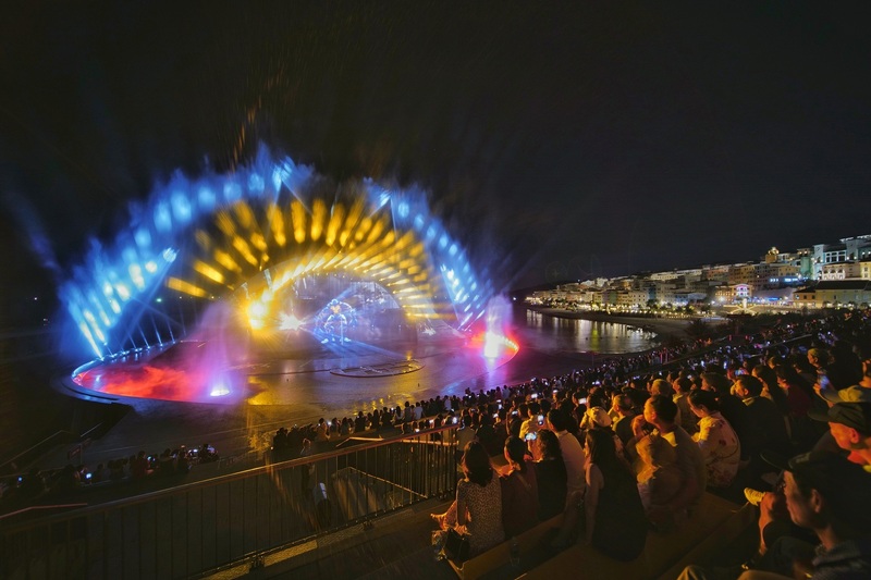 Show diễn Kiss Of The Sea, Symphony Of The Sea thu hút hàng nghìn lượt khách mỗi tối. Ảnh: Ánh Dương.