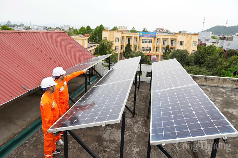 Nhân viên Công ty Điện lực Thanh Hoá kiểm tra và hướng dẫn khách hàng lắp hệ thống điện mặt trời. (Ảnh: Mạnh Huyền)