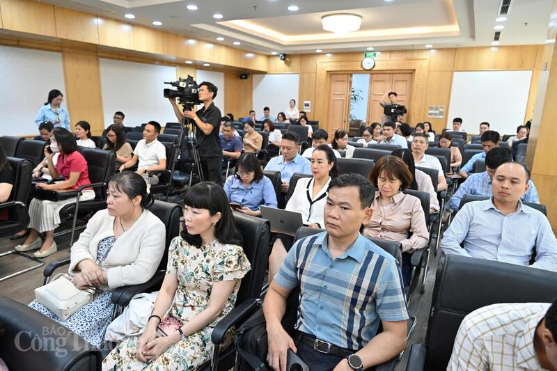 Các đại biểu tham dự họp báo. Ảnh: Cấn Dũng