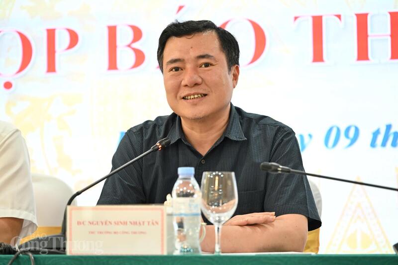 Thứ trưởng Bộ Công Thương Nguyễn Sinh Nhật Tân chủ trì họp báo. Ảnh: Cấn Dũng