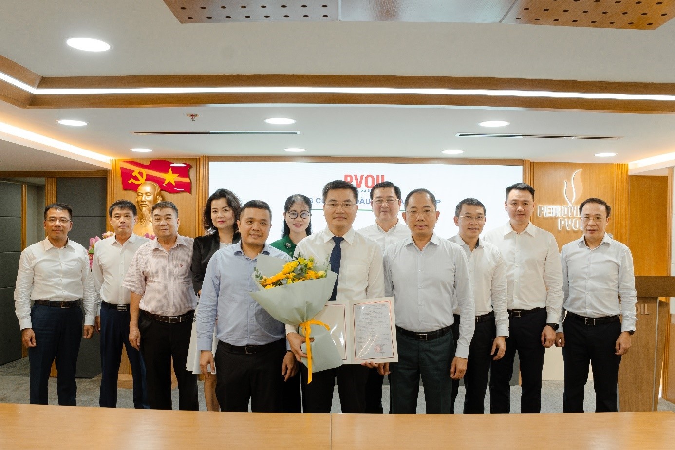 Ban lãnh đạo PVOIL chúc mừng ông Đỗ Mạnh Bình