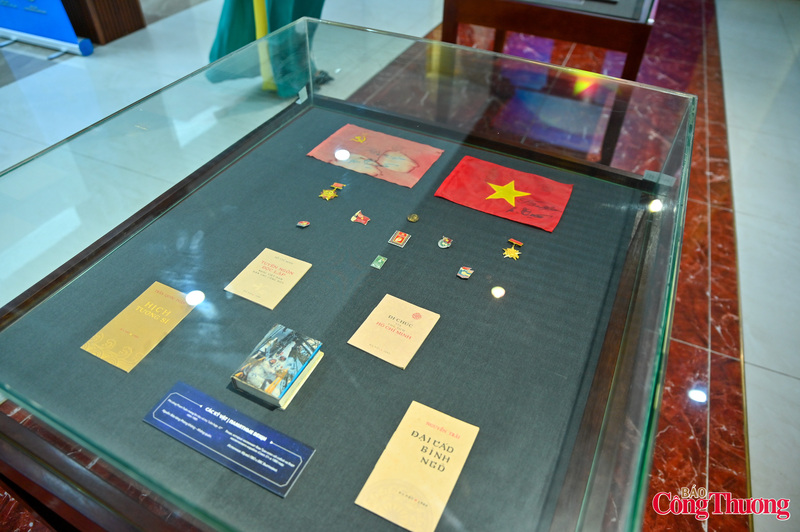 Một số vật dụng được Trung tướng Phạm Tuân mang theo lên vũ trụ năm 1980.