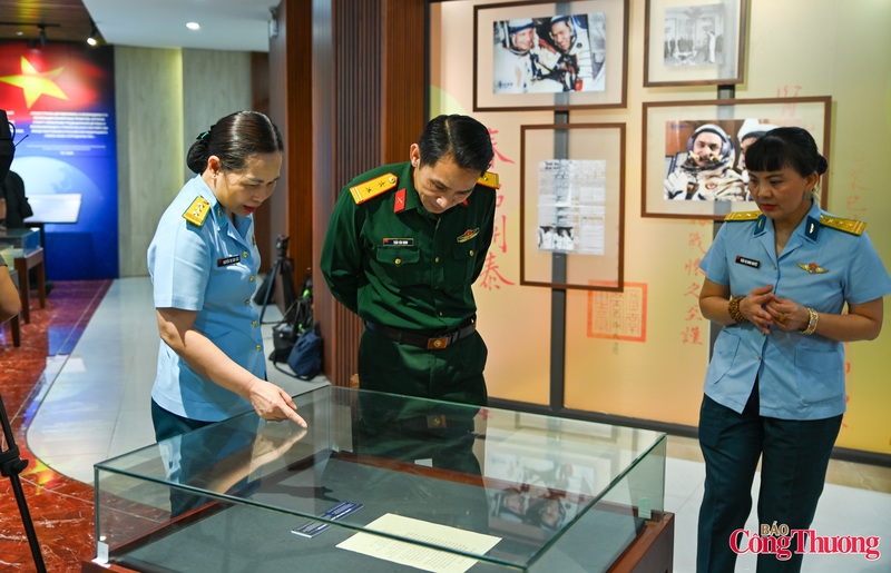 Trưng bày lần này được chuẩn bị công phu, kết hợp giữa tư liệu, hiện vật quý và ứng dụng công nghệ hiện đại, mang lại trải nghiệm toàn diện về hành trình chinh phục vũ trụ.
