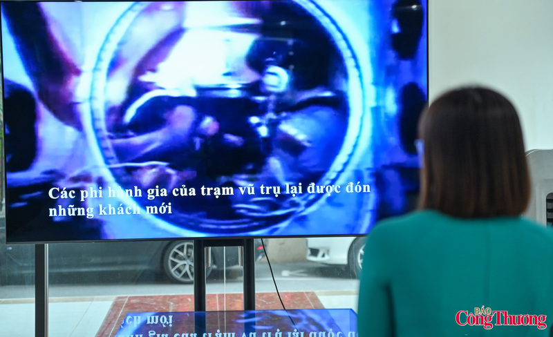 Vào lúc 21 giờ 33 phút 3 giây (giờ Mátxcơva) ngày 23/7/1980, từ sân bay vũ trụ Baikonur, tàu “Liên hợp 37” được phóng lên mang theo hai nhà du hành của Liên Xô và Việt Nam. Hai nhà du hành vũ trụ đã tiến hành 30 cuộc thí nghiệm viễn thám hàng không, đo và xây dựng bản đồ độ ẩm đất vùng sông Hồng, chuẩn bị xây dựng Trạm mặt đất Hoa Sen phục vụ thông tin liên lạc qua hệ Intersputnik. Trong ảnh: Khách tham quan triển lãm được xem lại tư liệu quý về khoảnh khắc tàu “Liên hợp 37” được phóng lên vũ trụ.