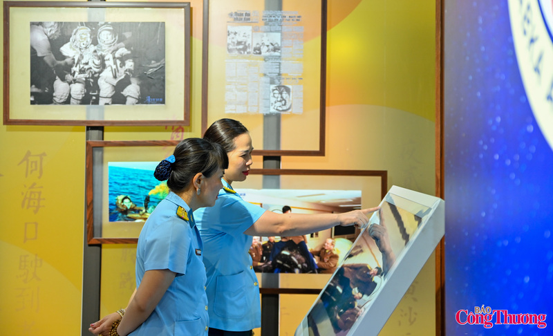 Trong khuôn khổ chương trình, Ban Tổ chức đã ra mắt ấn phẩm “Việt Nam - Liên Xô: Giai đoạn đấu tranh vì hòa bình của Việt Nam - Hội nghị Paris”, kết quả hợp tác giữa Cục Văn thư và Lưu trữ nhà nước Việt Nam cùng Cơ quan Lưu trữ Liên bang Nga. Đáng chú ý, các ấn phẩm đã được số hóa dưới dạng ebook, cho phép công chúng trải nghiệm trực tiếp tại không gian trưng bày cũng như truy cập, tải về qua Cổng thông tin điện tử và fanpage của Cục Văn thư và Lưu trữ nhà nước. Việc đa dạng hóa hình thức tiếp cận này góp phần đưa tài liệu lưu trữ đến gần hơn với công chúng trong và ngoài nước, phù hợp với xu hướng chuyển đổi số hiện nay.