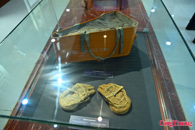 Ba-lô và găng tay đặc chủng của Trung tướng Phạm Tuân trong những ngày làm việc trên vũ trụ.