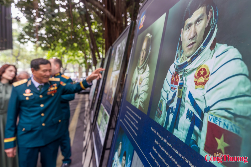 Trung tướng, Anh hùng Phạm Tuân (sinh năm 1947) là người Việt Nam và châu Á đầu tiên bay vào vũ trụ vào ngày 23/7/1980 trên tàu Liên hợp 37 (Soyuz 37) thuộc chương trình Interkosmos của Liên Xô. Ông đã thực hiện 142 vòng quỹ đạo Trái đất trong 8 ngày, đánh dấu cột mốc lịch sử đưa Việt Nam trở thành quốc gia thứ 10 chinh phục không gian.
