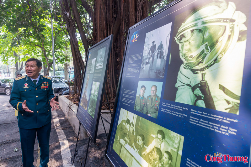 Trong đó, nổi bật là những hiện vật từng được Trung tướng, Anh hùng Lực lượng vũ trang nhân dân Phạm Tuân mang theo trong hành trình vào vũ trụ - những “chứng tích không gian” có giá trị lịch sử và cảm xúc sâu sắc. Không gian trưng bày vì thế không chỉ mang tính xác thực cao mà còn tạo trải nghiệm sống động, giúp công chúng, đặc biệt là thế hệ trẻ, tiếp cận lịch sử một cách trực quan, gần gũi.