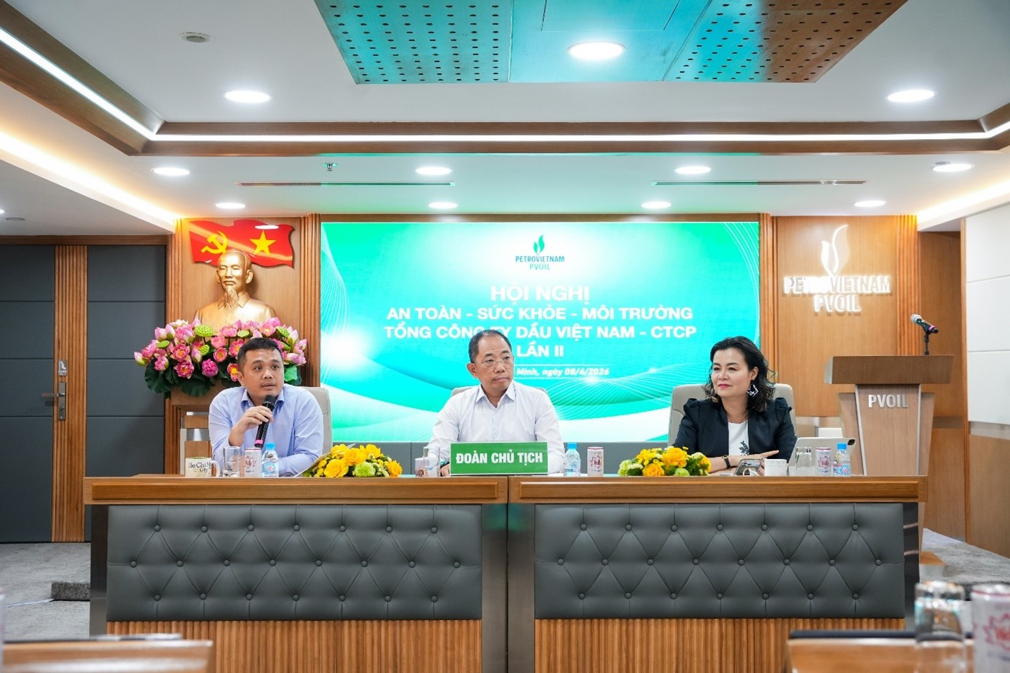 Chủ tịch HĐQT Cao Hoài Dương, Tổng Giám đốc Nguyễn Đăng Trình và Phó TGĐ Lê Thị Thu Hương chủ trì Hội nghị.