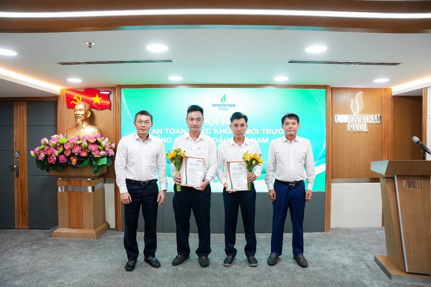 Ông Nguyễn Mậu Dũng - Thành viên HĐQT (ngoài cùng bên phải) và Phó TGĐ Trương Đại Hoàng (ngoài cùng bên trái) trao Giấy khen cho các cá nhân “Gương người tốt việc tốt”.