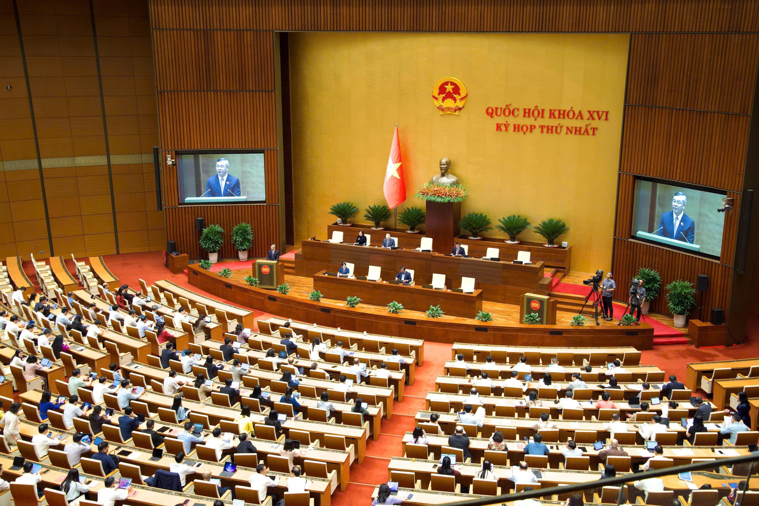 Bộ trưởng Bộ Tài chính Ngô Văn Tuấn đã báo cáo tóm tắt về việc tiếp thu, giải trình, chỉnh lý và hoàn thiện dự thảo Nghị quyết.