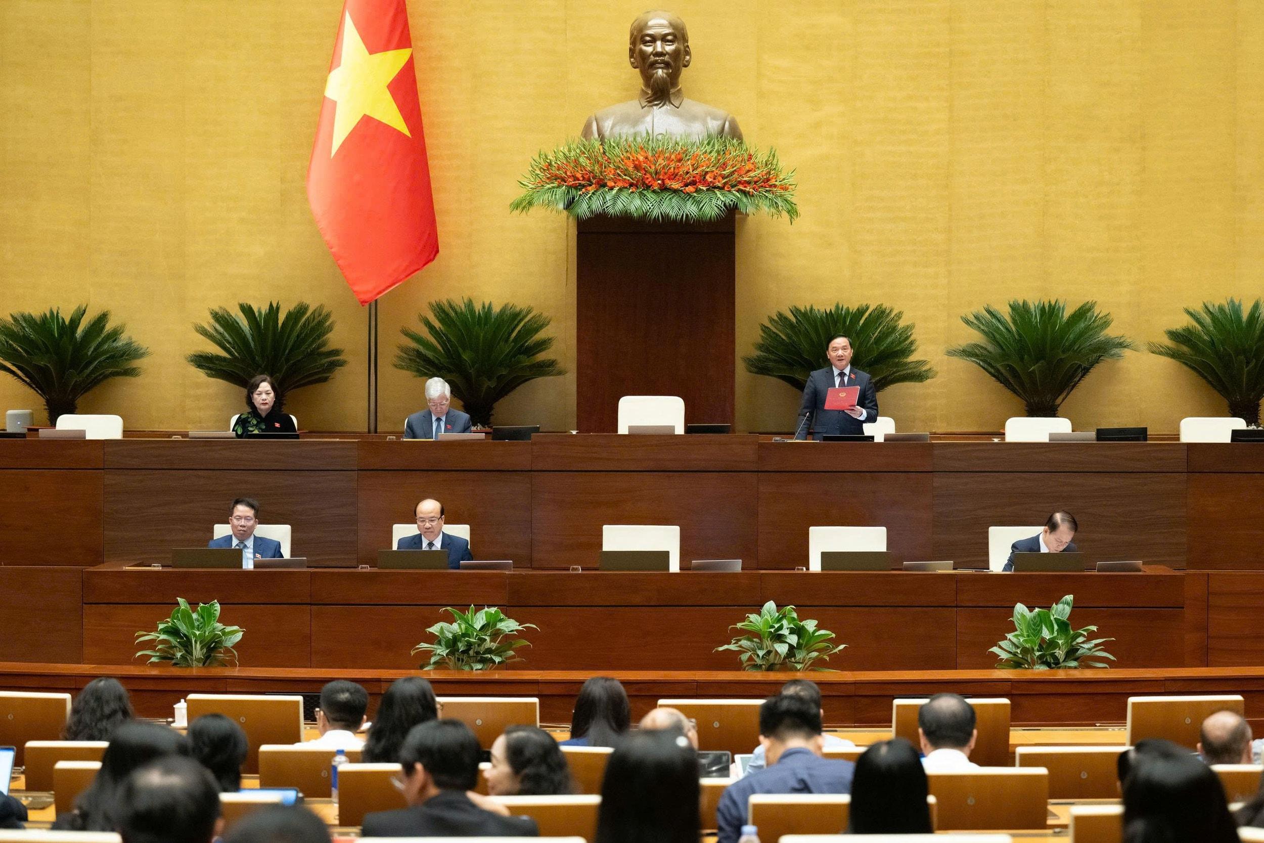 Phó Chủ tịch Quốc hội Nguyễn Khắc Định điều hành hiên thảo luận.