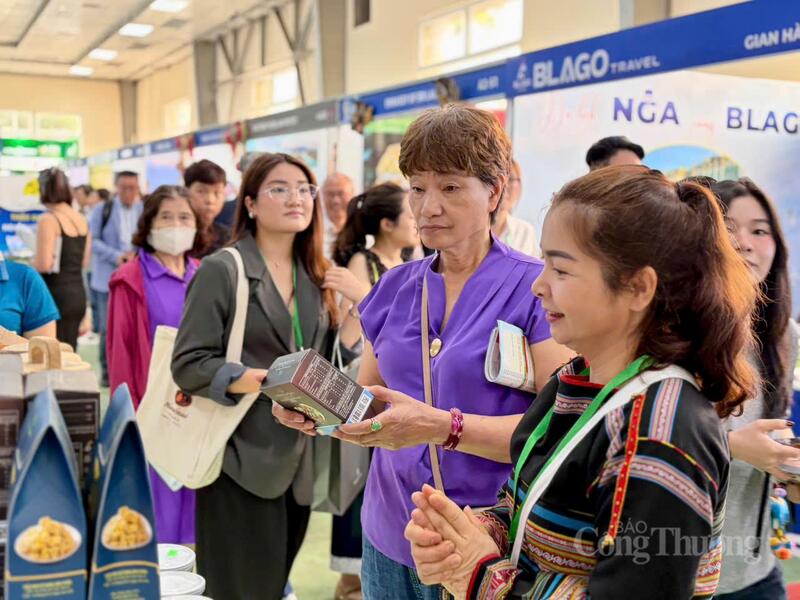 Chị Nga trực tiếp quảng bá các nét đặc trưng trong đặc sản và du lịch của tỉnh tới các khách hàng và doanh nghiệp tham gia hội chợ.