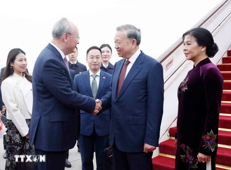 Lễ đón Tổng Bí thư, Chủ tịch nước Tô Lâm cùng Phu nhân tại sân bay quốc tế Thủ đô Bắc Kinh. (Ảnh: Thống Nhất/TTXVN)