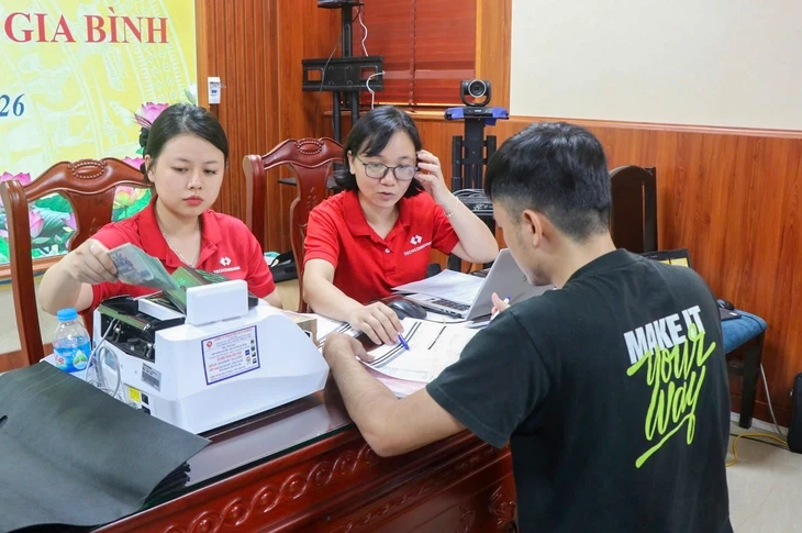 Các hộ dân làm thủ tục nhận tiền thưởng do bàn giao mặt bằng sớm dự án sân bay Gia Bình.