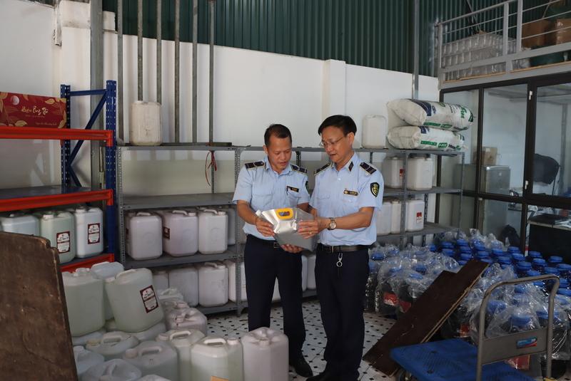 Gần 9.000 lít rượu các loại như rượu nếp men lá, rượu táo mèo, rượu mơ rừng… có dấu hiệu vi phạm. Ảnh: Quyên Lưu