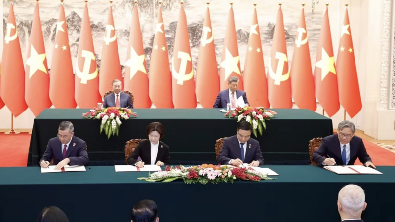 Bộ trưởng Bộ Công Thương Lê Mạnh Hùng và Bộ trưởng Bộ Thương mại Trung Quốc Vương Văn Đào đã cùng ký kết “Bản ghi nhớ về thành lập nhóm công tác đàm phán thúc đẩy xây dựng Khu Hợp tác kinh tế qua biên giới Việt Nam - Trung Quốc” và “Bản ghi nhớ về thành lập nhóm công tác hợp tác chuỗi sản xuất, chuỗi cung ứng Việt Nam - Trung Quốc”. Ảnh: Báo Nhân Dân