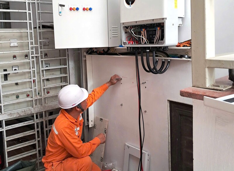 Nhân viên Công ty Điện lực Nghệ An cũng tăng cường tuyên truyền, vận động người dân lắp đặt điện mặt trời mái nhà và trực tiếp lắp đặt cho người dân