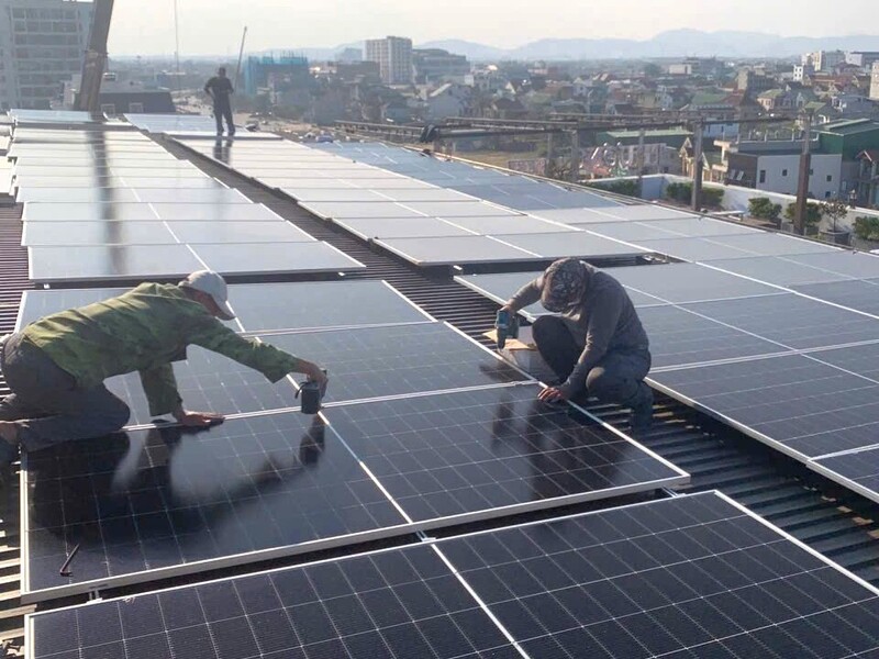 Ông Lê Khắc Bình, Giám đốc Công ty CP Green Tech miền Trung cho biết, thời gian qua, công ty liên tục lắp đặt điện mặt trời cho các hộ dân, doanh nghiệp  và cửa hàng, trường học trên địa bàn tỉnh Nghệ An. Điều rất phấn khởi là nhận thức và sự tin dùng điện mặt trời của người dân ngày càng nâng lên