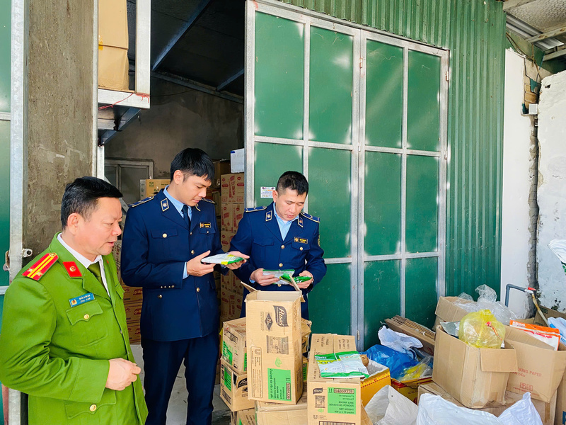 Trong 3 tháng đầu năm 2026, lực lượng quản lý thị trường tỉnh Nghệ An đã kiểm tra 221 vụ việc, xử lý 220 vụ vi phạm. Ảnh: Mai Liễu