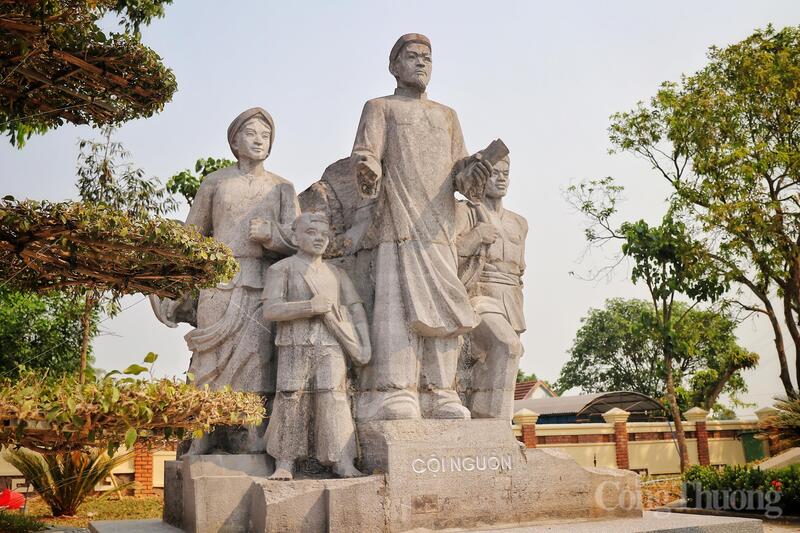 Trong khuôn viên Khu lưu niệm còn có nhà tưởng niệm - nơi du khách dâng hương, tưởng nhớ người chiến sĩ cộng sản lỗi lạc. Ở đây có 3 cụm tượng làm bằng đá xanh, được đặt tên là Cội nguồn, Nỗi đau mất nước và Chân lý cách mạng.