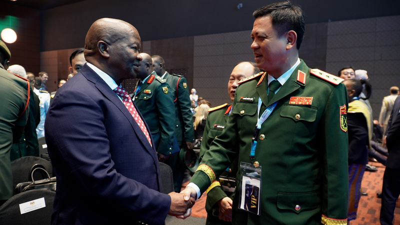 Thượng tướng Nguyễn Trường Thắng, Ủy viên Trung ương Đảng, Ủy viên Thường vụ Quân ủy Trung ương, Thứ trưởng Bộ Quốc phòng gặp gỡ song phương tại triển lãm Ảnh: BQP