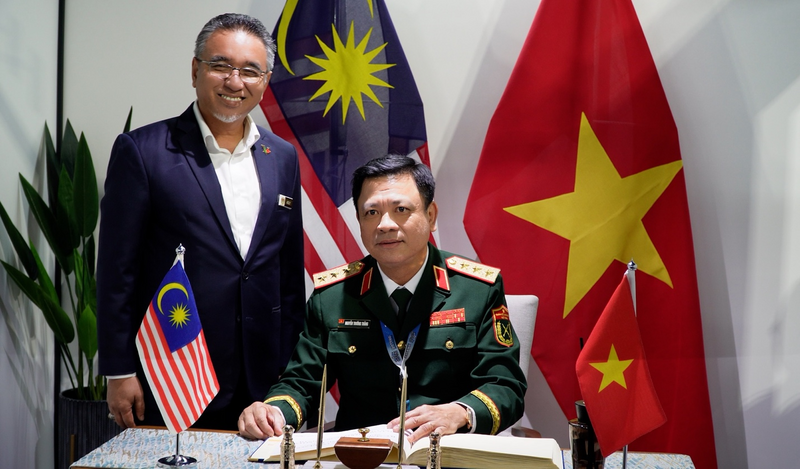 Trong khuôn khổ chuyến công tác, chiều cùng ngày, Thượng tướng Nguyễn Trường Thắng đã hội kiến Ngài Adly Bin Zahari, Thứ trưởng Bộ Quốc phòng Malaysia. Ảnh: BQP