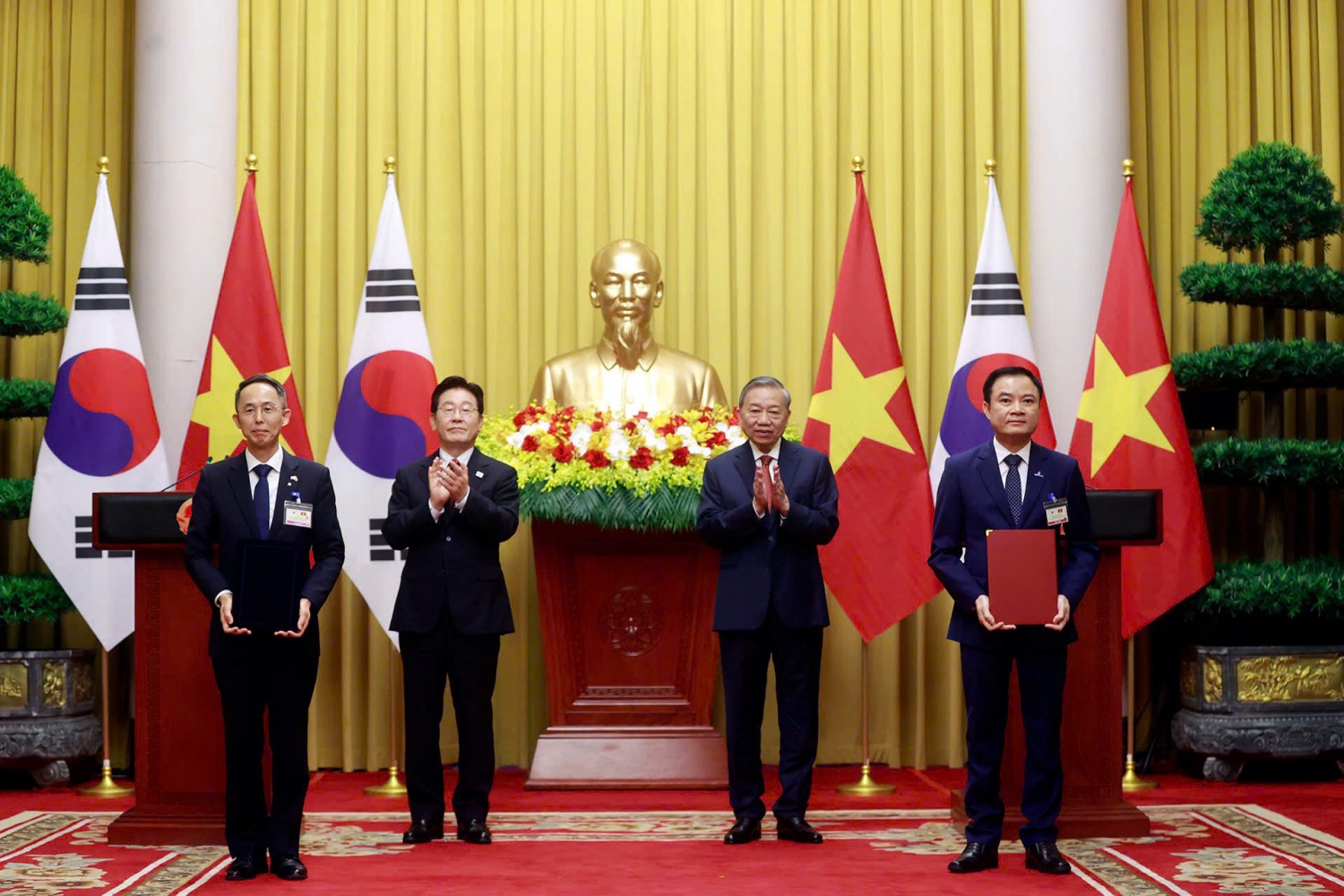 Chủ tịch HĐTV Petrovietnam Lê Ngọc Sơn trao biên bản ghi nhớ nghiên cứu hợp tác tài chính cho dự án điện hạt nhân cho Chủ tịch KEXIM Hwang Ki-yeon