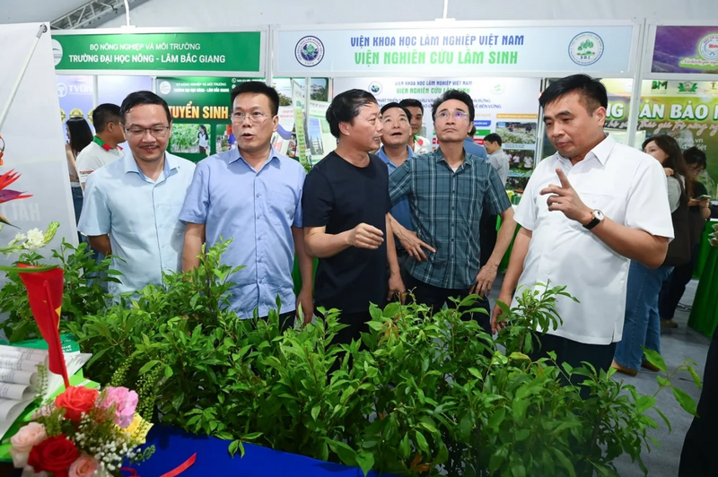 Thứ trưởng Bộ Nông nghiệp và Môi trường Nguyễn Quốc Trị (bìa phải) và lãnh đạo UBND tỉnh Lai Châu, Báo Nông nghiệp và Môi trường tham quan gian hàng trong khuôn khổ hội nghị vào chiều 23/4. Ảnh: Tùng Đinh