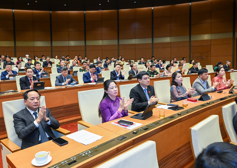 Các đại biểu Quốc hội biểu quyết tán thành thông qua Nghị quyết về phát triển văn hóa Việt Nam.