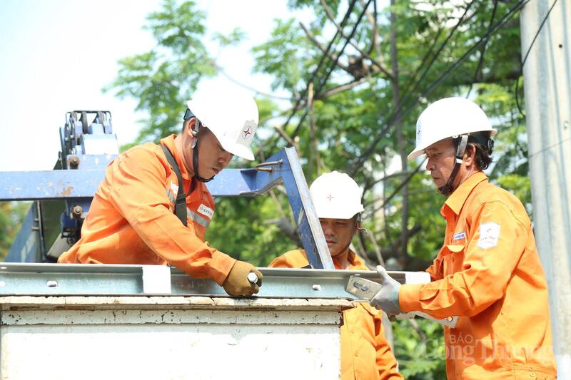 Ngành điện chủ động nhiều giải pháp kỹ thuật nhằm hạn chế quá tải cục bộ trong mùa nắng. Ảnh: Công ty Điện lực Đà Nẵng