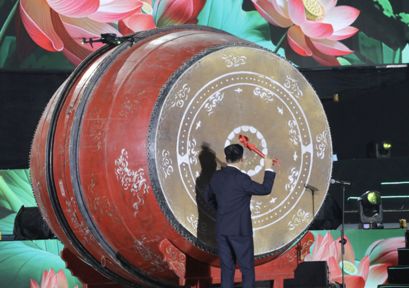 Ông Trần Huy Tuấn - Bí thư Tỉnh ủy Ninh Bình gióng trống khai hội