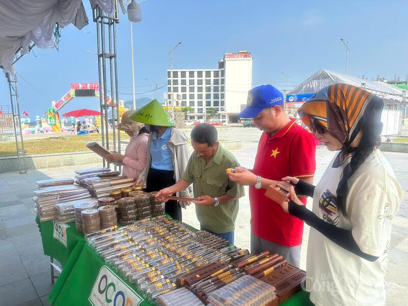 Du khách đến với Thiên Cầm không chỉ để tắm biển, nghỉ dưỡng mà còn có cơ hội trải nghiệm, thưởng thức và mua sắm những sản phẩm chất lượng, có nguồn gốc xuất xứ rõ ràng.