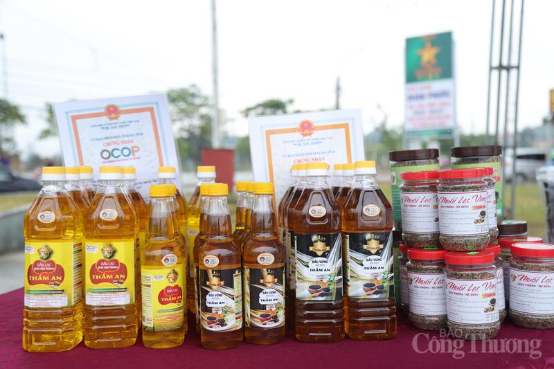 Tại gian hàng trưng bày dòng sản phẩm dầu lạc Thắm An, chị Phạm Thị Thắm, chủ cơ sở bày tỏ, dầu lạc của chúng tôi được ép từ những hạt lạc vùng đất cát Hương Sơn, giữ trọn mùi thơm và dinh dưỡng tự nhiên. “Đưa sản phẩm về với lễ hội du lịch biển Thiên Cầm, cơ hội tiếp cận khách du lịch ngoại tỉnh rất lớn. Ngay từ sáng sớm, đã có nhiều đoàn khách từ Hà Nội, Nghệ An ghé thăm, dùng thử và đặt mua làm quà”, chị Thắm phấn khởi.