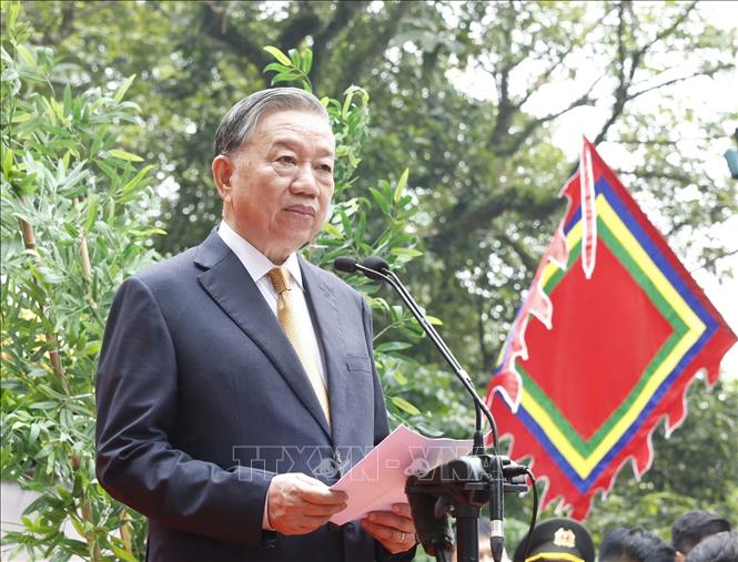 Tổng Bí thư, Chủ tịch nước Tô Lâm nói chuyện với các tầng lớp nhân dân tại Khu di tích lịch sử Quốc gia Đặc biệt Đền Hùng. Ảnh: Thống Nhất/TTXVN