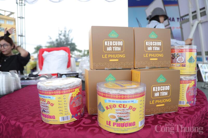 Một trong những gian hàng thu hút đông đảo du khách nhất chính là khu vực của Công ty Sản xuất, xuất nhập khẩu Lệ Phương với đặc sản kẹo cu đơ trứ danh. “Chúng tôi giới thiệu những mẫu mã bao bì mới, tiện lợi cho việc vận chuyển đi xa. Chúng tôi muốn mỗi du khách khi rời Thiên Cầm, trong hành lý của họ luôn có vị ngọt bùi của kẹo cu đơ, mang theo cả tình đất và người Hà Tĩnh đi khắp mọi miền”, chị Trần Thị Huyền, Giám đốc Công ty chia sẻ.