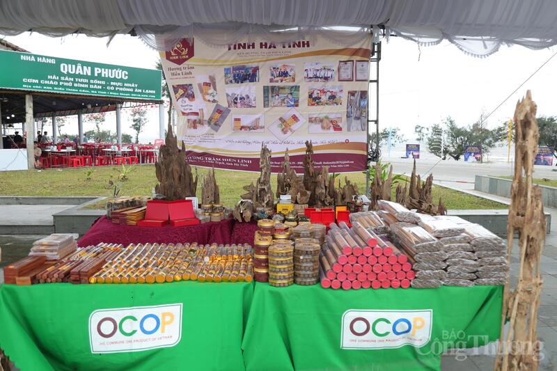 Giữa làn gió mát lành của mùa du lịch mới, các gian hàng OCOP được bài trí bắt mắt, ngăn nắp đã sẵn sàng đón du khách và người dân địa phương.