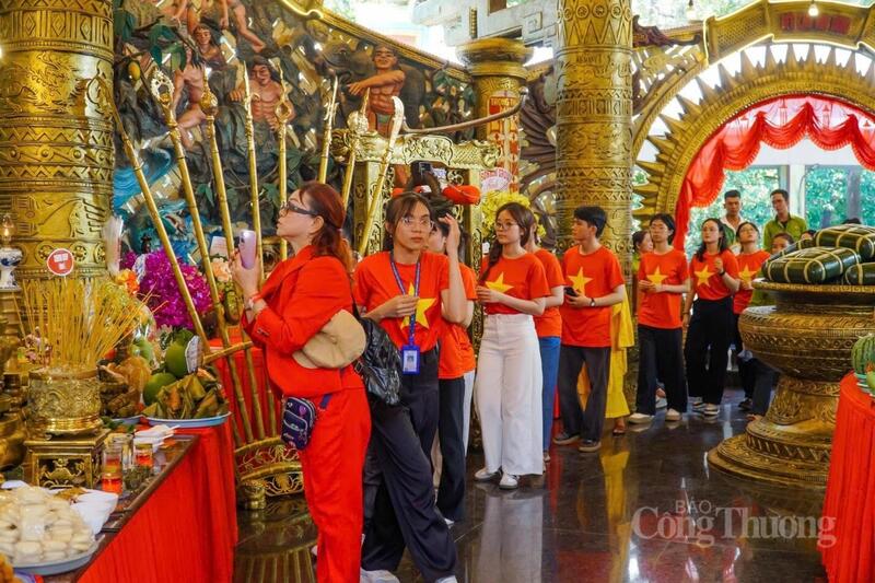 Người dân dâng hương tưởng niệm các Vua Hùng tại Khu Du lịch Văn hóa Suối Tiên.