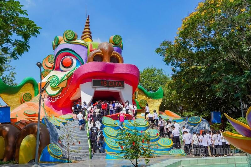 Khu vui chơi tại Suối Tiên đông kín người dân và du khách.