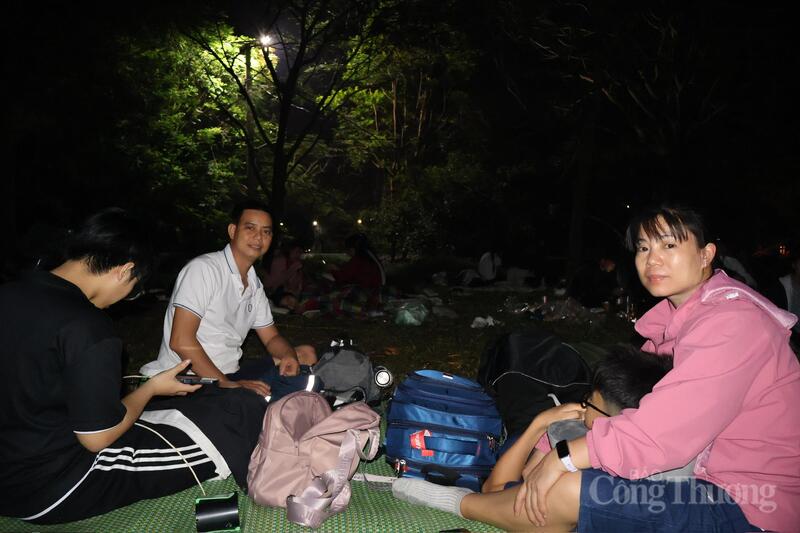 Chị Hà Thị Loan (Bình Phước) chia sẻ, vừa đáp xuống sân bay là tới Phú Thọ luôn, đây là lần thứ hai cả gia đình về Đền Hùng.