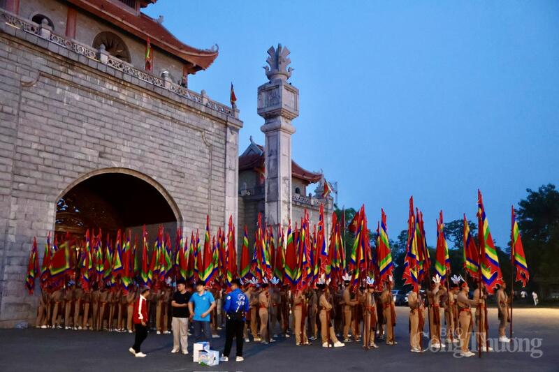 Hàng vạn người về dự lễ Giỗ Tổ Hùng Vương - 9