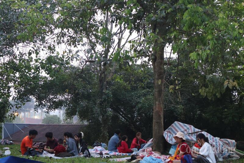 Người dân thức trắng đêm, trải bạt nằm nghỉ trong khuôn viên Khu di tích Đền Hùng.